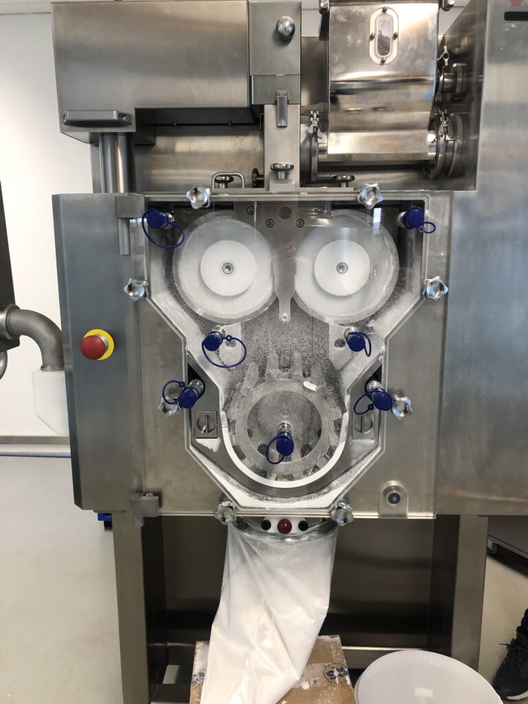 FAYTEC CP1000 Walzenverdichter mit geöffneter Prozesskammer und sichtbaren Verdichtungswalzen