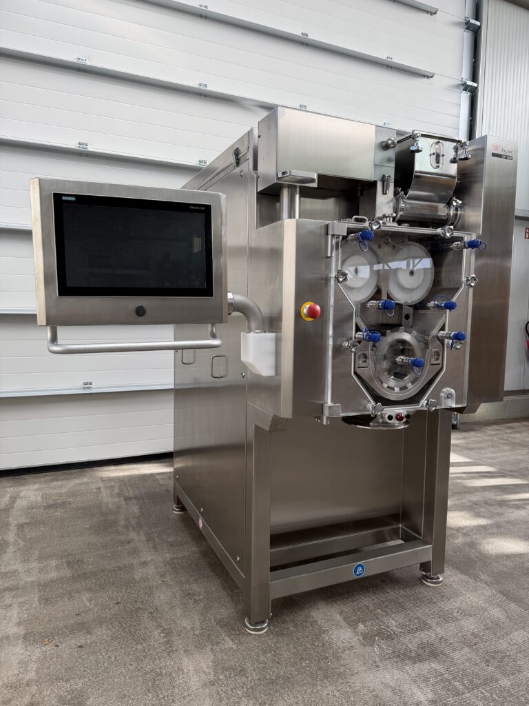 Gesamtansicht des Faytec CP1000 Walzenkompaktierers mit Bedienpanel und Edelstahlgehäuse.
