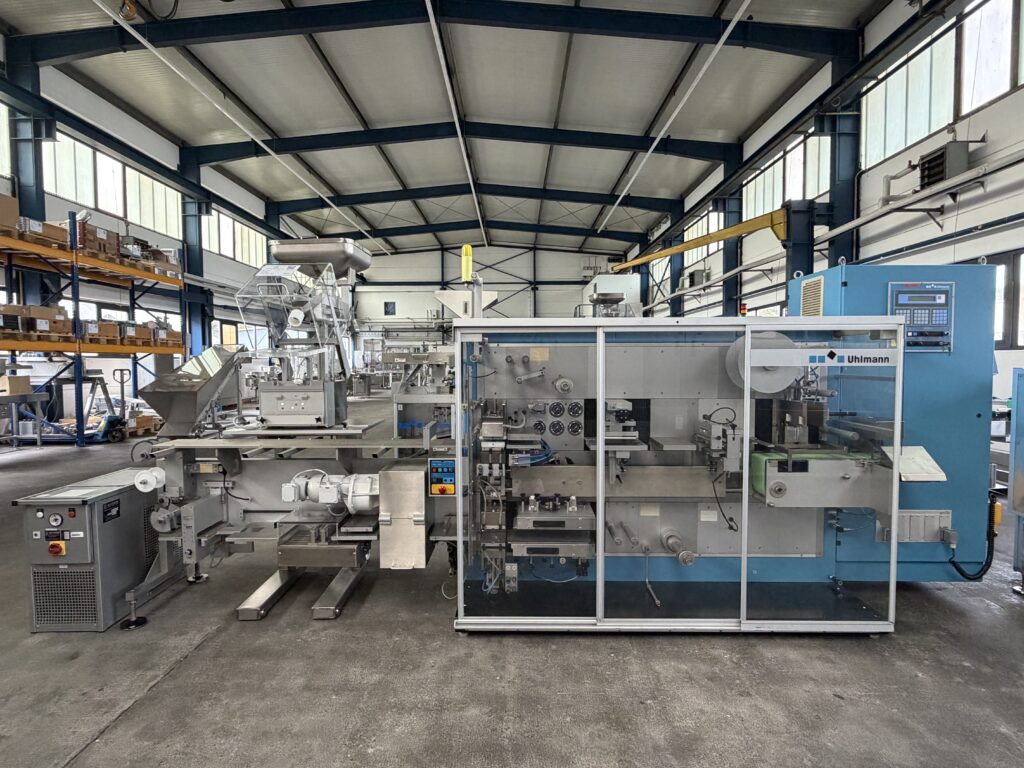 Uhlmann UPS 300 Blistermaschine, Baujahr 1997, in Gesamtansicht mit Produktzuführung und Bedienfeld