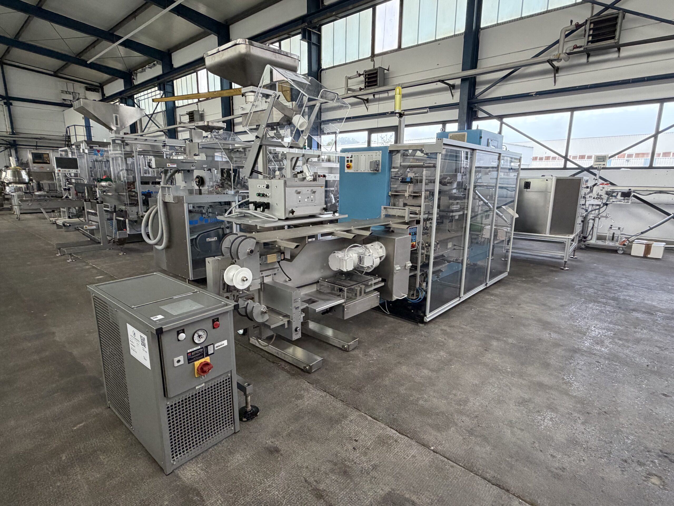 Uhlmann UPS 300 Blistermaschine in Rückansicht mit Folienaufnahme und Produktzuführung