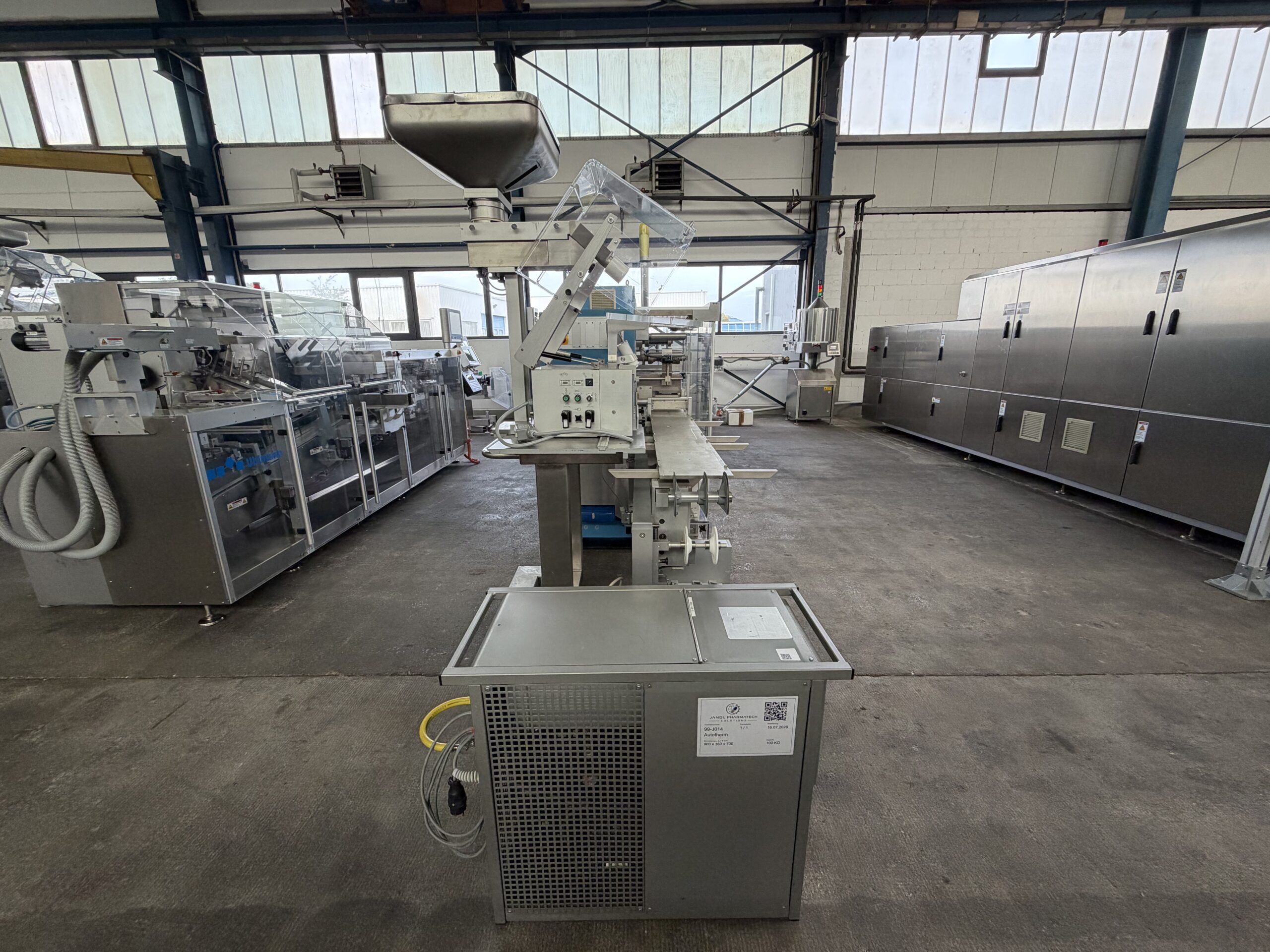 Uhlmann UPS 300 Blistermaschine in Stirnansicht mit Produkttrichter und Folienaufnahme