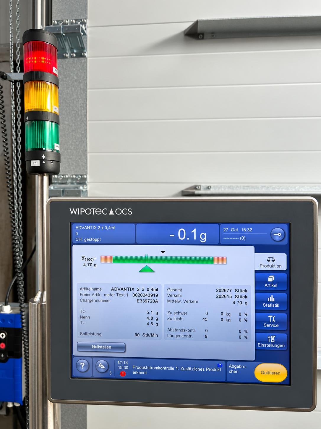 Touchscreen der Wipotec OCS HC-A Kontrollwaage mit Gewichtsanzeige, Produktionsstatistik und dreifarbiger Signalleuchte