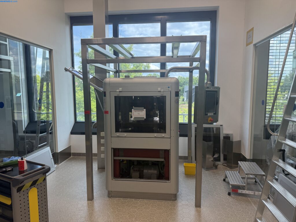 Gesamtansicht der Fette PT2080 Tablettenpresse mit modernisierter Technik, demnächst erhältlich.