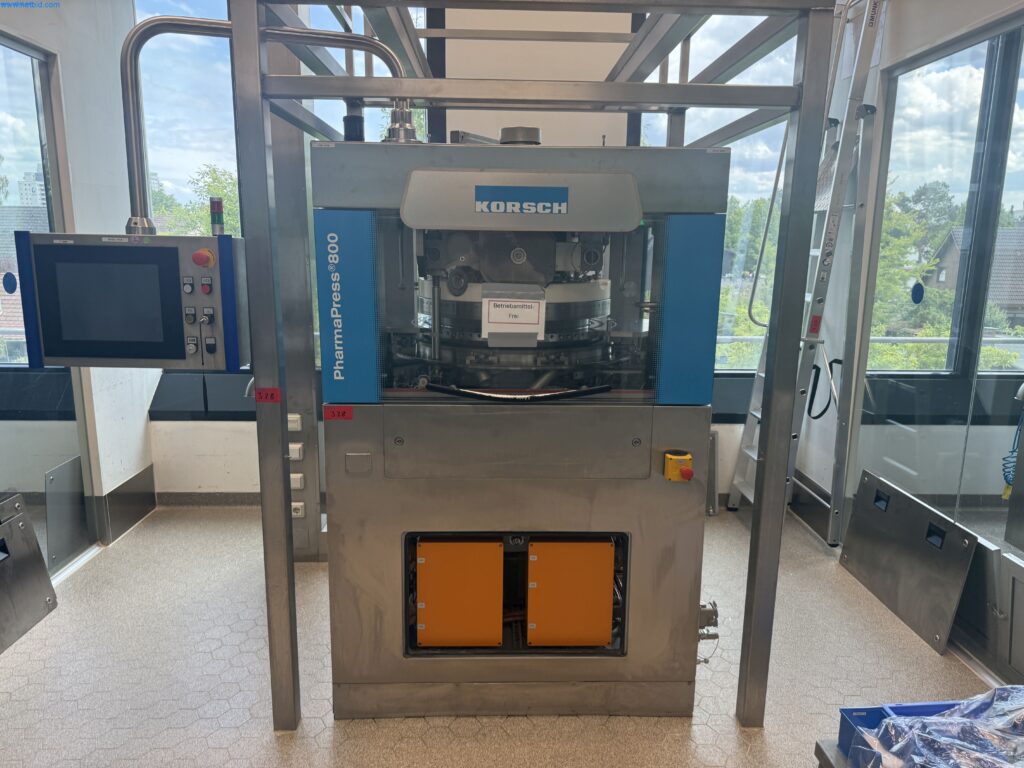 Korsch PH800 Tablettenpresse, Baujahr 2013, in der Frontansicht mit transparentem Pressbereich und seitlichem Bedienpanel.