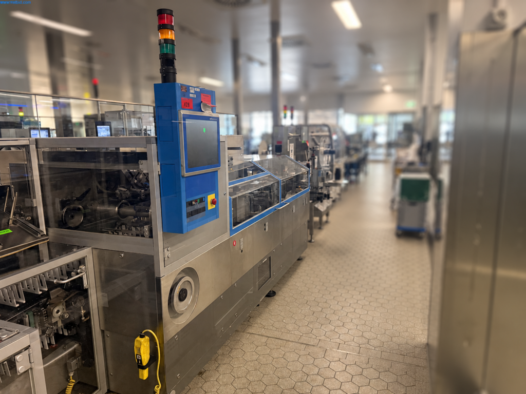 Uhlmann C200 Blisterkartonierer mit Touchscreen-Bedienpanel und transparenten Schutzabdeckungen in der Gesamtansicht.