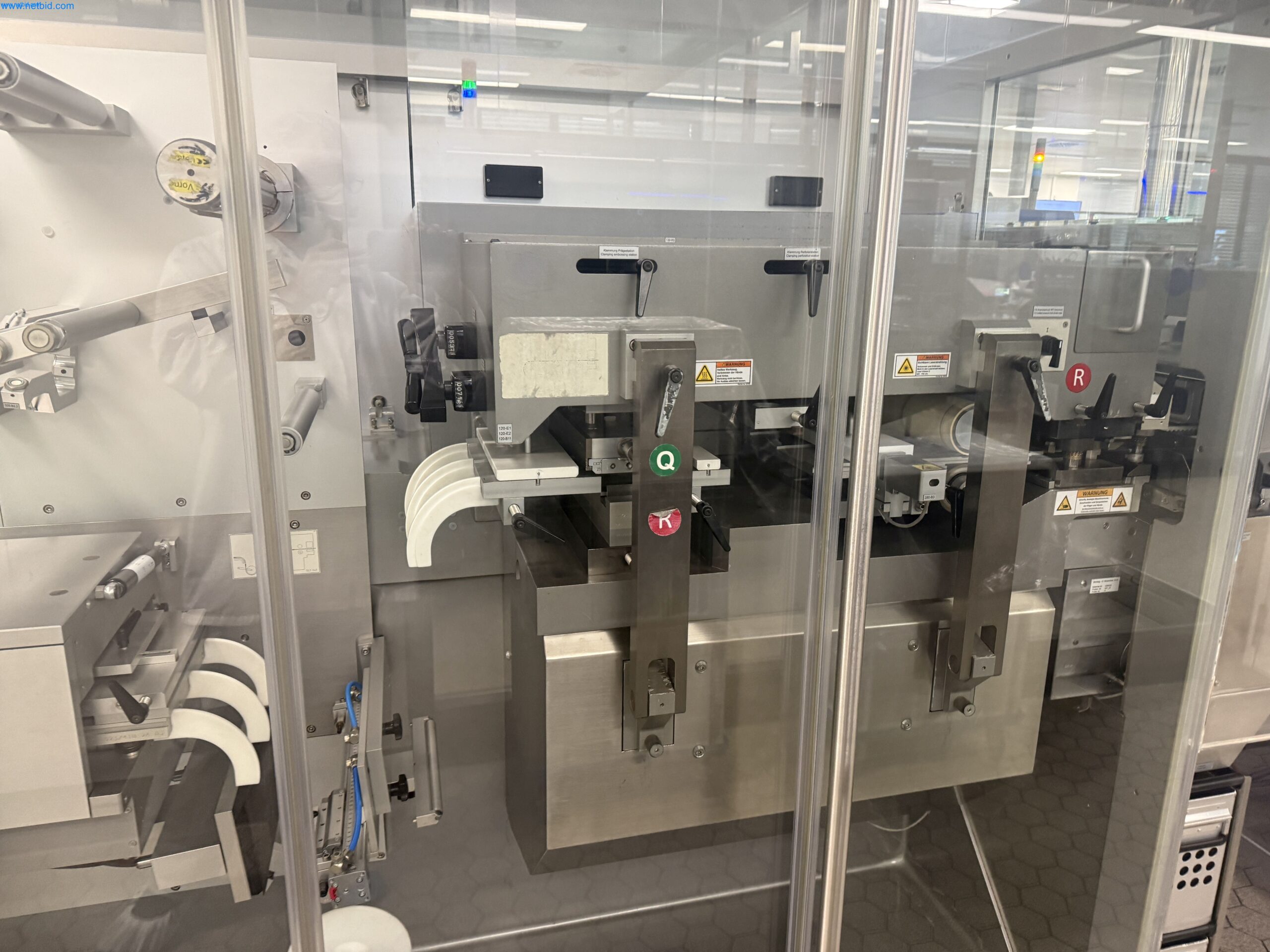 Detailansicht der Kompaktstation der Uhlmann UPS1030 Blistermaschine.