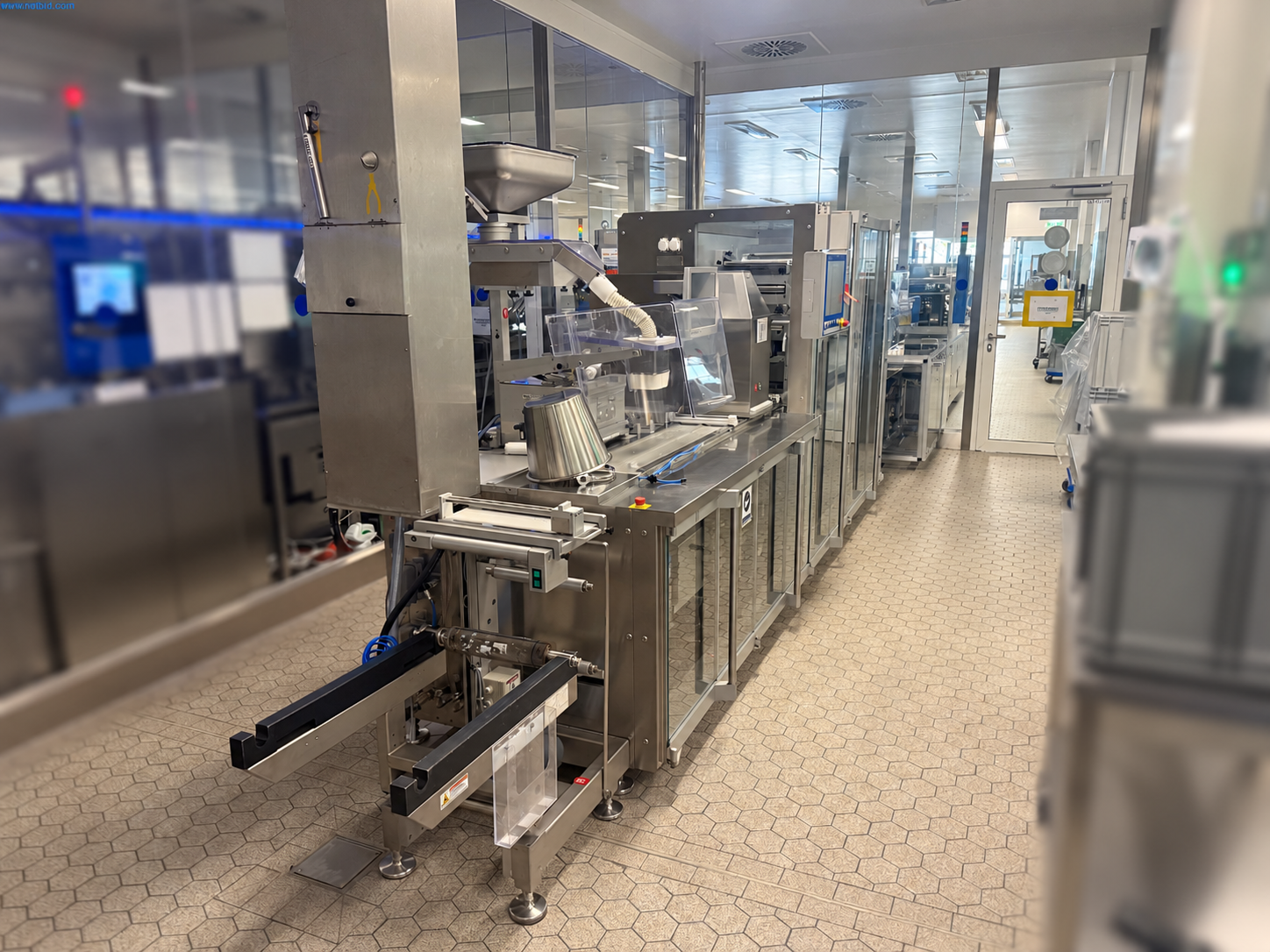 Uhlmann UPS1030 Blistermaschine, Baujahr 2009, in der Gesamtansicht mit Produktzuführung und Bedienpanel.